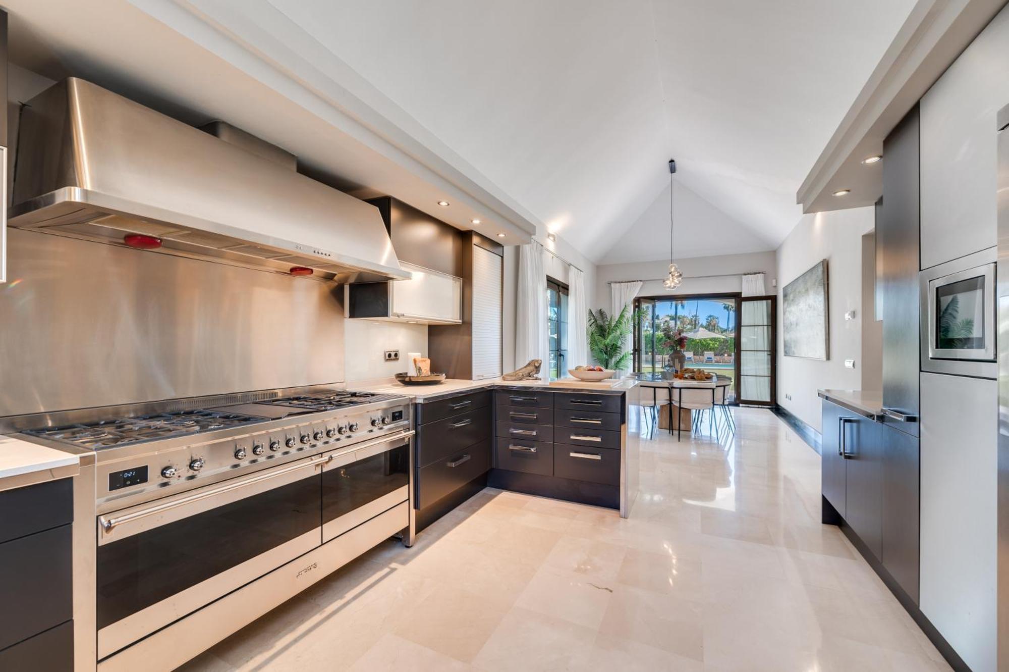 Villa Vacation I Milka, Frontline Golf, Giant Private Heated Pool, Close To High-end Restaurants, 8min Puerto Banus, Cine *