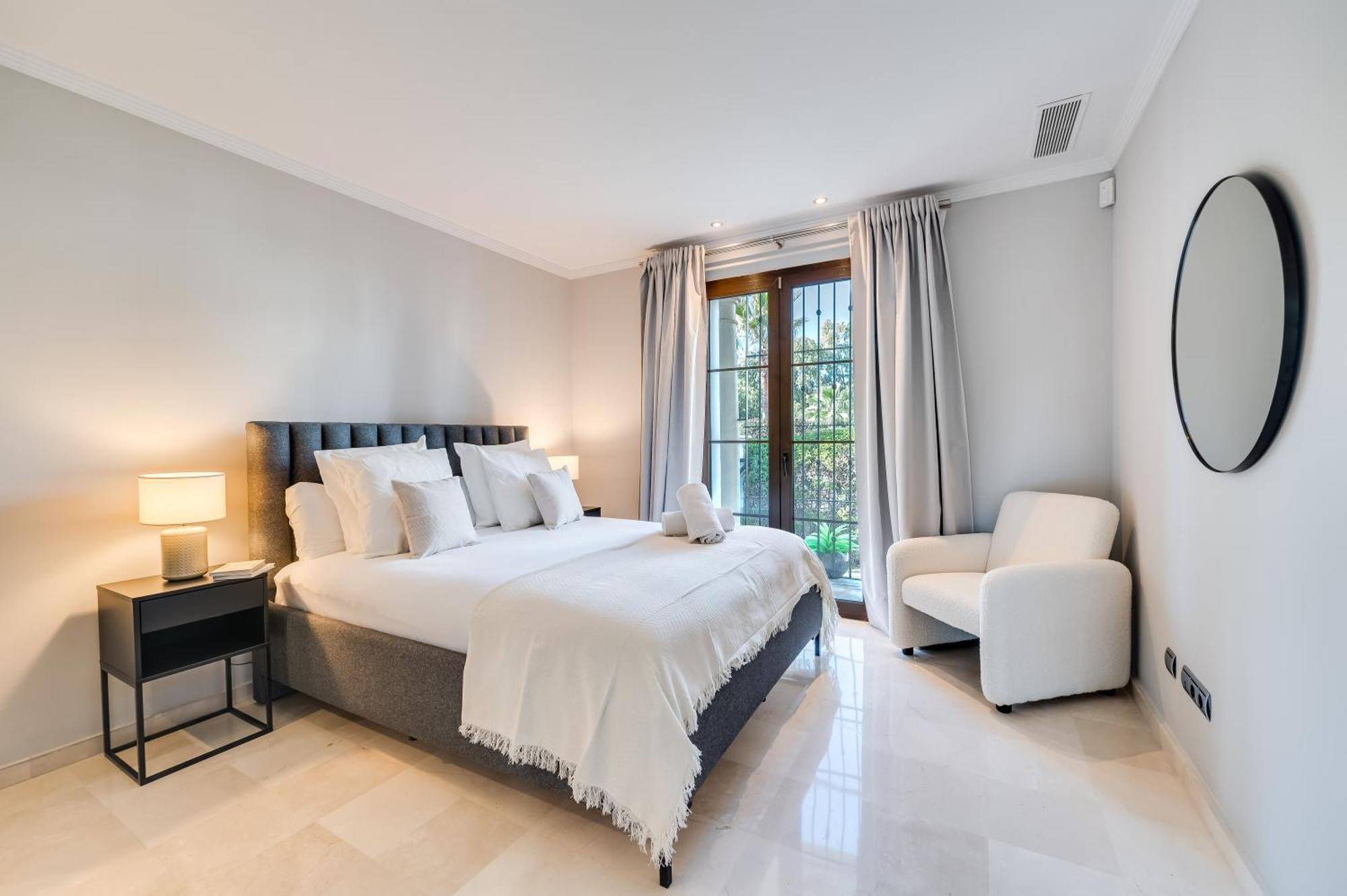 Villa Vacation I Milka, Frontline Golf, Giant Private Heated Pool, Close To High-end Restaurants, 8min Puerto Banus, Cine *