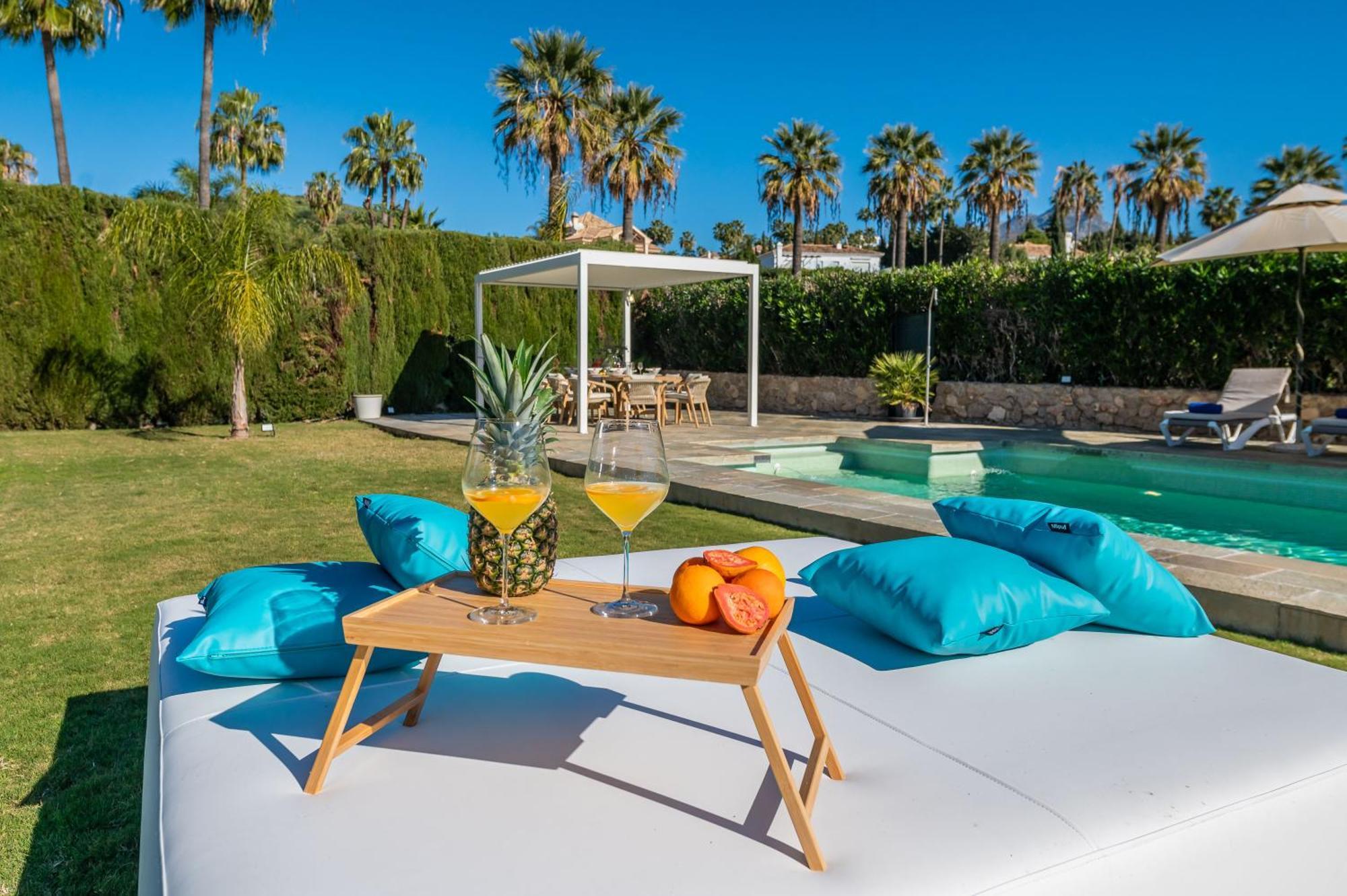 Villa Vacation I Milka, Frontline Golf, Giant Private Heated Pool, Close To High-end Restaurants, 8min Puerto Banus, Cine