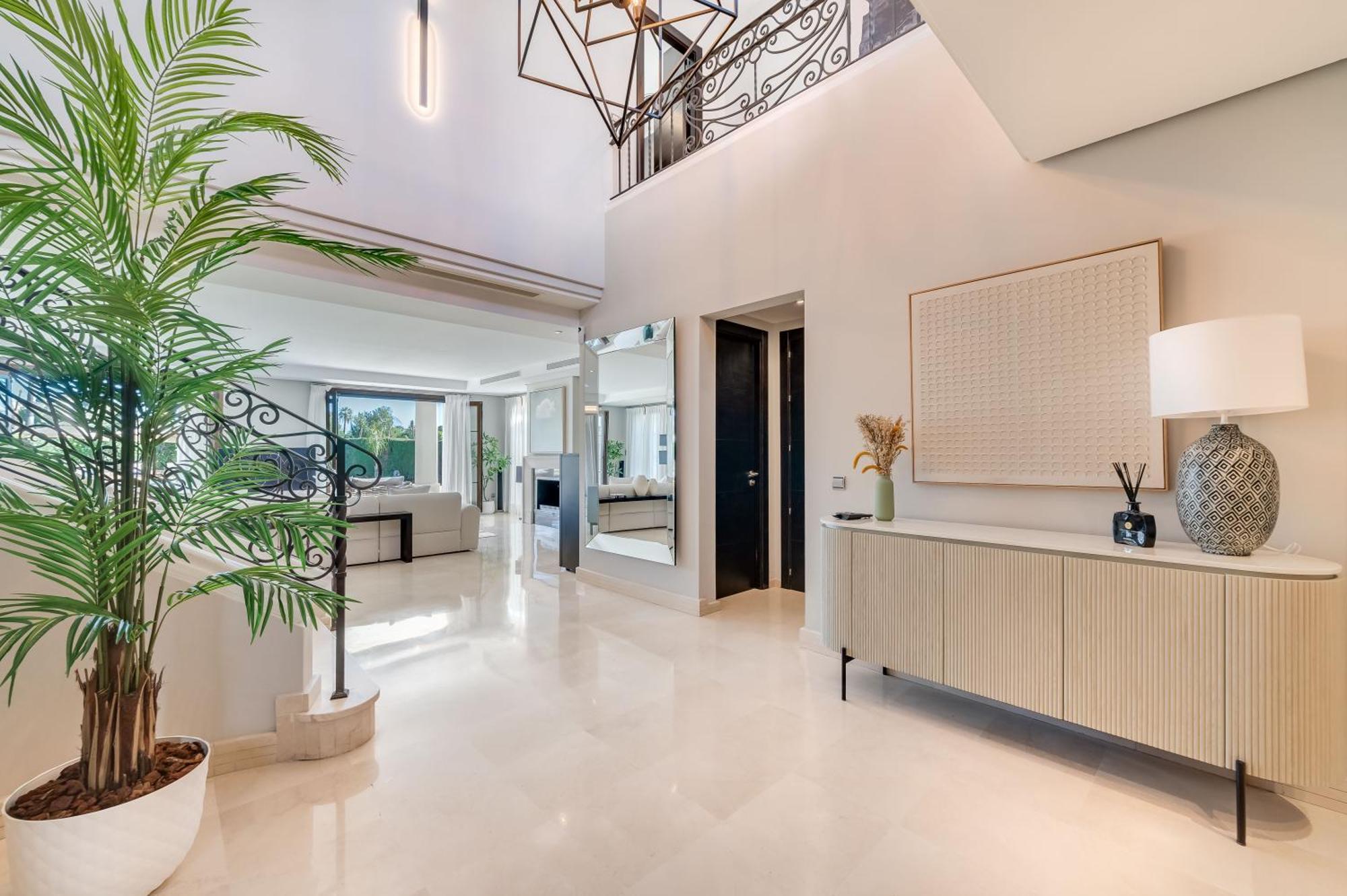 Villa Vacation I Milka, Frontline Golf, Giant Private Heated Pool, Close To High-end Restaurants, 8min Puerto Banus, Cine *
